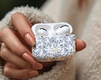 Funda para AirPods personalizada con inicial en color azul toile, funda para AirPods Pro 1, 2, 3 y 1, 2, 3, 4 con nombre personalizado y diseño floral.