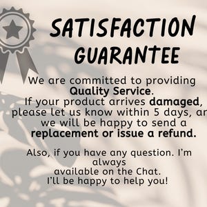 Puede incluir: Gr&aacute;fico beige con las palabras "SATISFACTION GUARANTEE" en negro. El texto promete un servicio de calidad, reemplazos o reembolsos por productos da&ntilde;ados y soporte por chat. Una insignia gris con una estrella y cintas est&aacute; en la parte superior izquierda.