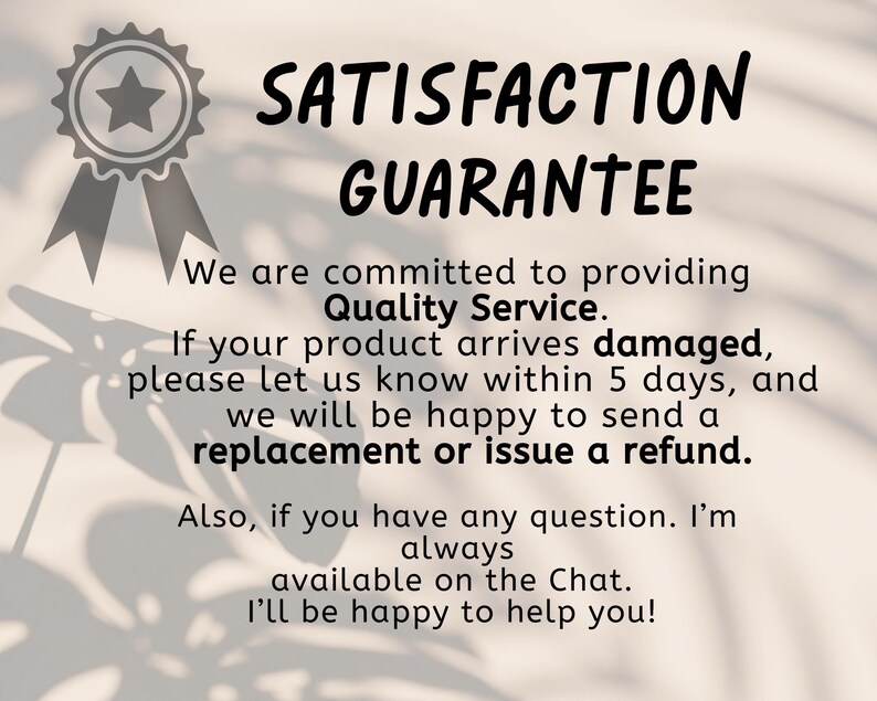 Puede incluir: Gr&aacute;fico beige con las palabras "SATISFACTION GUARANTEE" en negro. El texto promete un servicio de calidad, reemplazos o reembolsos por productos da&ntilde;ados y soporte por chat. Una insignia gris con una estrella y cintas est&aacute; en la parte superior izquierda.