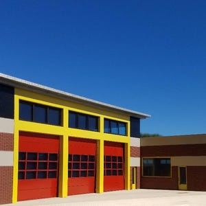 Modelbouwset - Schaal S (1:64) Brandweerkazerne Gebaseerd op de brandweerkazerne uit "Chicago Fire". Ongeverfde bouwset