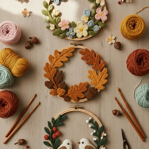 Könnte beinhalten: Drei gehäkelte Kranzdesigns auf Holzreifen. Einer zeigt einen Schmetterling und Blumen, ein anderer Herbstblätter und Eicheln, und der dritte Vögel und Beeren. Garngarn, Häkelnadeln und Scheren sind verstreut.