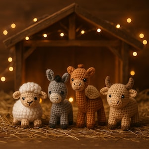 Peut inclure: Une crèche artisanale avec quatre animaux crochetés : un mouton, un âne, un chameau et un bœuf. Les figurines sont dans des tons de blanc, gris et marron, sur fond d'étable rustique en bois avec un éclairage chaleureux.