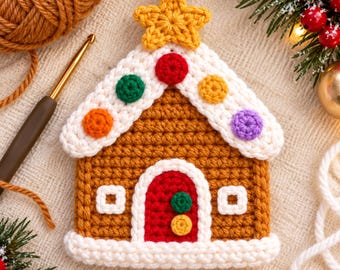 Puede incluir: Un adorno de casa de jengibre de ganchillo con cuerpo marrón, techo blanco con detalles circulares rojos, verdes, naranjas, amarillos y morados, puerta roja con dos círculos pequeños y una estrella amarilla en la parte superior con un lazo.