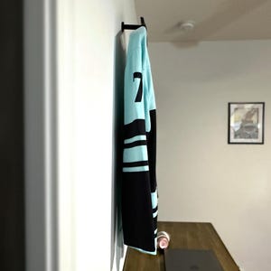 Colgador de exhibición para camisetas deportivas, diseño de montaje en pared para camisetas de conciertos y camisetas deportivas - Diseño actualizado imagen 15