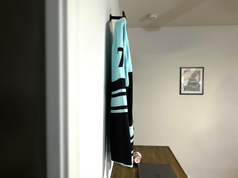 Colgador de exhibición para camisetas deportivas, diseño de montaje en pared para camisetas de conciertos y camisetas deportivas - Diseño actualizado imagen 15