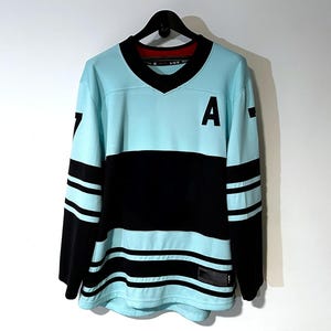 Colgador de exhibición para camisetas deportivas, diseño de montaje en pared para camisetas de conciertos y camisetas deportivas - Diseño actualizado imagen 9