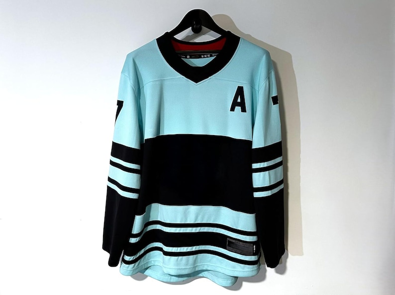 Colgador de exhibición para camisetas deportivas, diseño de montaje en pared para camisetas de conciertos y camisetas deportivas - Diseño actualizado imagen 9