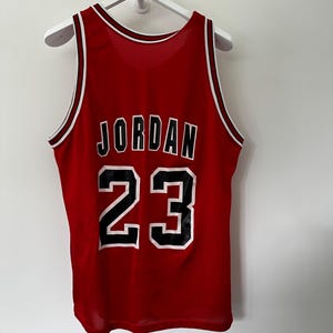 Colgador de exhibición para camisetas deportivas, diseño de montaje en pared para camisetas de conciertos y camisetas deportivas - Diseño actualizado imagen 7