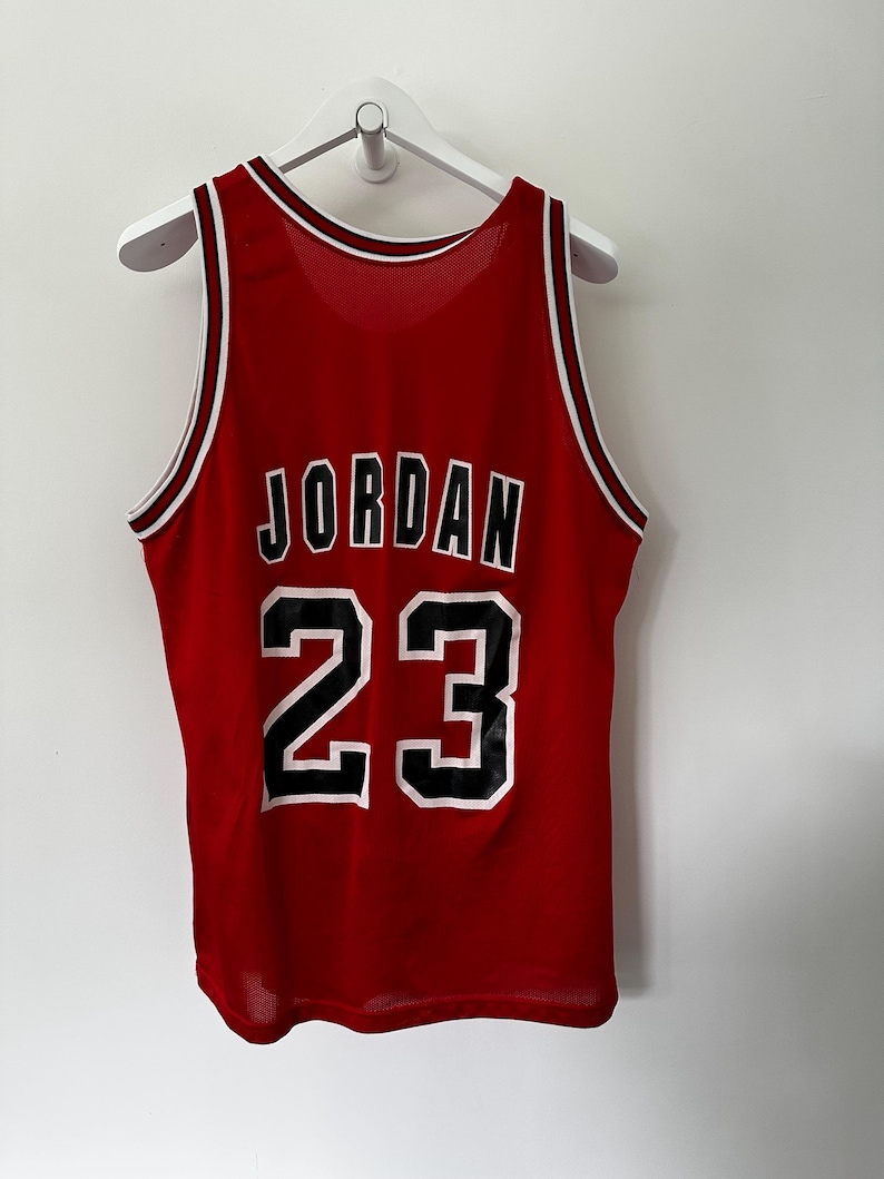 Colgador de exhibición para camisetas deportivas, diseño de montaje en pared para camisetas de conciertos y camisetas deportivas - Diseño actualizado imagen 7