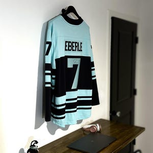 Colgador de exhibición para camisetas deportivas, diseño de montaje en pared para camisetas de conciertos y camisetas deportivas - Diseño actualizado imagen 14