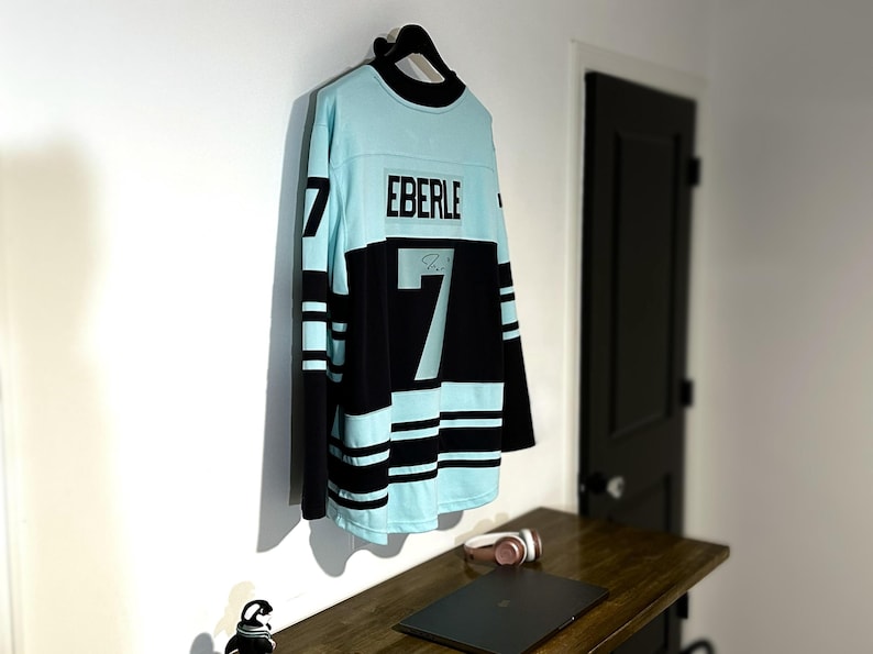 Colgador de exhibición para camisetas deportivas, diseño de montaje en pared para camisetas de conciertos y camisetas deportivas - Diseño actualizado imagen 14