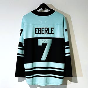 Colgador de exhibición para camisetas deportivas, diseño de montaje en pared para camisetas de conciertos y camisetas deportivas - Diseño actualizado imagen 13