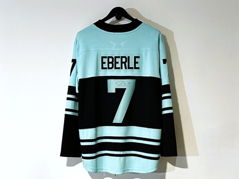 Colgador de exhibición para camisetas deportivas, diseño de montaje en pared para camisetas de conciertos y camisetas deportivas - Diseño actualizado imagen 13