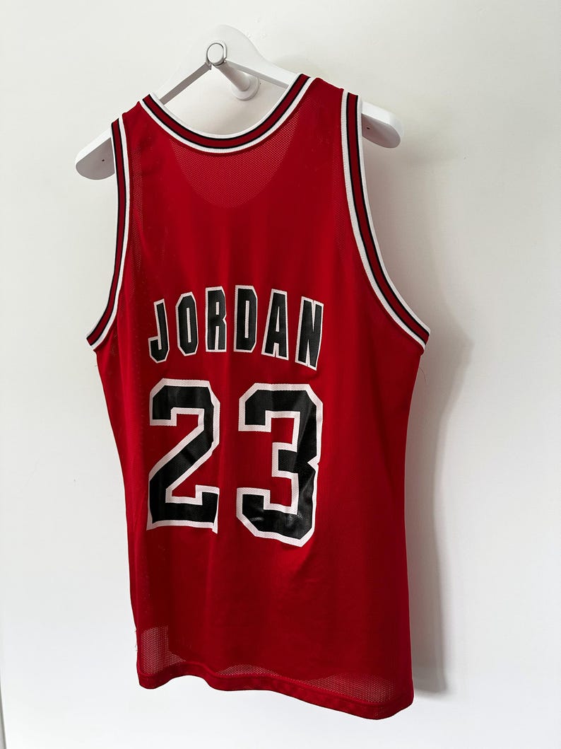 Colgador de exhibición para camisetas deportivas, diseño de montaje en pared para camisetas de conciertos y camisetas deportivas - Diseño actualizado imagen 5