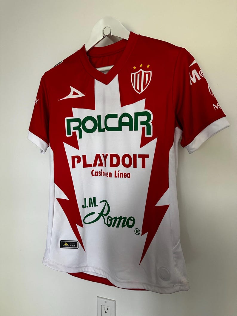 Colgador de exhibición para camisetas deportivas, diseño de montaje en pared para camisetas de conciertos y camisetas deportivas - Diseño actualizado imagen 6