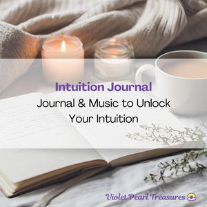 Pode incluir: Um diário aberto com páginas pautadas, uma vela acesa e uma chávena de chá estão dispostos sobre uma superfície macia de cor neutra. O texto "Intuition Journal" e "Journal & Music to Unlock Your Intuition" são exibidos. A imagem tem uma estética relaxante.