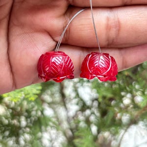 Pendientes de hojas de cristal hidrografiado rojo (par), cabujones florales tallados en forma de cúpula, suministros para la fabricación de joyas.