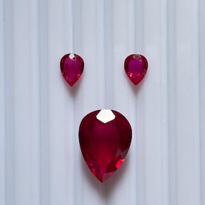 Conjunto de luxo com pedras preciosas de vidro vermelho rubi, formato trio em pera, imitação de rubi facetada em formato de pera, material para fabricação de joias.