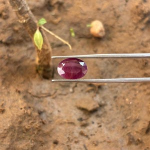 Rubino ovale naturale con venature bianco seta | Rubino sfaccettato rosso intenso | Materiale per la creazione di gioielli