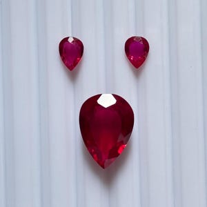 Könnte beinhalten: Rustikales Holzschild mit dem weißen Schriftzug "Welcome to our home". Das Schild hat eine Used-Optik und ein schlichtes, einladendes Design für den Eingangsbereich.