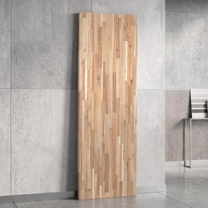 K&ouml;nnte beinhalten: Eine hohe, rechteckige Holzplatte, die aus mehreren vertikalen Streifen aus hellem Holz mit unterschiedlichen Maserungen und nat&uuml;rlichen Beige- und Cremet&ouml;nen besteht und eine glatte, flache Oberfl&auml;che mit geraden Kanten aufweist.