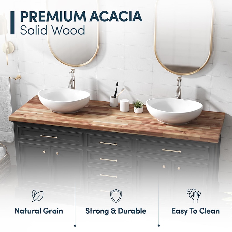 K&ouml;nnte beinhalten: Ein Doppelwaschtisch mit einer Arbeitsplatte aus massivem Akazienholz, zwei wei&szlig;en Aufsatzwaschbecken und dunkelgrauen Schr&auml;nken mit goldfarbenen Beschl&auml;gen. Der Text lautet PREMIUM ACACIA Solid Wood, Natural Grain, Strong & Durable, Easy To Clean.