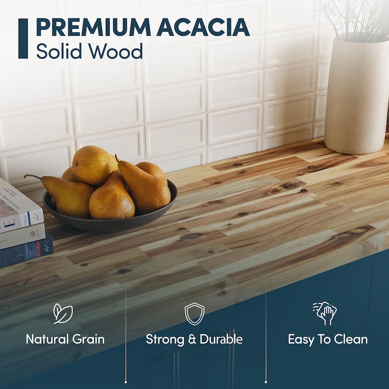 K&ouml;nnte beinhalten: Eine Arbeitsplatte aus massivem Akazienholz mit nat&uuml;rlicher Maserung. Die Oberfl&auml;che ist mit dem Text PREMIUM ACACIA Solid Wood, Natural Grain, Strong & Durable und Easy To Clean sowie drei Symbolen versehen.