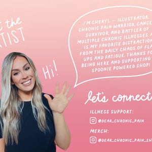 Op de afbeelding: Een roze achtergrond met de tekst "meet the ARTIST" en "Hi!". Een vrouw met blond haar lacht en zwaait. Tekst in een tekstballon zegt "I'm Cheryl - Illustrator..." en "let's connect!" met social media handles.