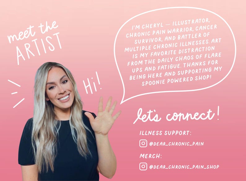 Op de afbeelding: Een roze achtergrond met de tekst "meet the ARTIST" en "Hi!". Een vrouw met blond haar lacht en zwaait. Tekst in een tekstballon zegt "I'm Cheryl - Illustrator..." en "let's connect!" met social media handles.