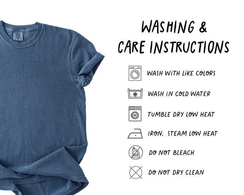 Op de afbeelding: Een blauw T-shirt met opgerolde mouwen. De afbeelding bevat was- en onderhoudsinstructies: wassen met dezelfde kleuren, wassen in koud water, in de droger op lage temperatuur, strijken op lage temperatuur, niet bleken en niet chemisch reinigen.