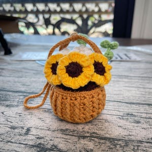 Minigehaakte zonnebloemmand, handgemaakte amigurumi-bloem, schattig bureau of woondecoratie