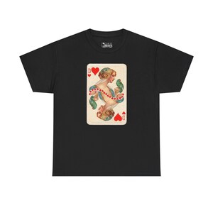T-shirt autentica con carte da gioco Queen, maglietta grafica con carte vintage, maglietta unisex ispirata ai tarocchi reali, maglietta alla moda classica e simbolica