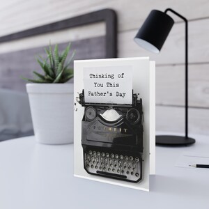 Cartão personalizado "Quando Distante" para o Dia dos Pais, design retrô de máquina de escrever, nome personalizado do destinatário e do remetente, cartão de felicitações exclusivo