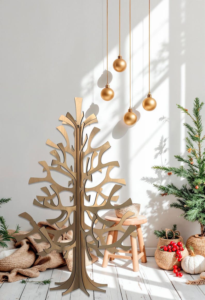 K&ouml;nnte beinhalten: Ein dekorativer Weihnachtsbaum aus Holz mit offenem Design steht vor einer wei&szlig;en Wand. Goldene Kugeln h&auml;ngen von der Decke. Ein kleiner Weihnachtsbaum und andere festliche Dekorationen befinden sich im Hintergrund.