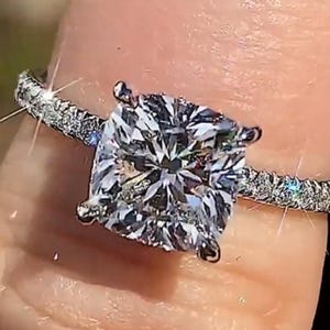 Kussengeslepen moissaniet verlovingsring: verborgen halo, band van 2 mm