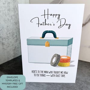 Divertente biglietto stampabile per la festa del papà con buste, design a cassetta degli attrezzi color verde acqua, regalo unico per tutti i papà e le figure paterne che riparano le cose con il nastro adesivo.
