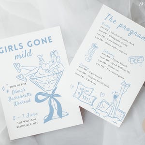 Op de afbeelding: Een handgemaakte houten snijplank met een natuurlijke houtnerf. De plank heeft een sapgroef en een handvat. Afmetingen: ongeveer 45 cm lang, 30 cm breed en 2,5 cm dik.