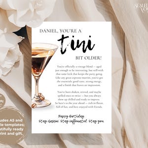 Puede incluir: Tarjeta de cumpleaños con una ilustración de martini y el texto "Daniel, You're a tini bit older!". El texto describe una mezcla vintage. Incluye plantillas A5 y móviles, listas para imprimir.
