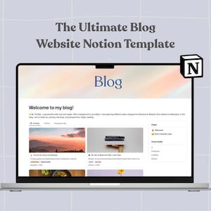 Op de afbeelding: Een laptop toont een blog website template. Het scherm toont het woord "Blog" in blauw, met een welkomstbericht en blogposts. De bovenkant van het scherm leest "The Ultimate Blog Website Notion Template."