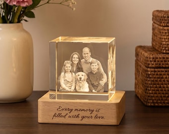 Cubo portafoto in cristallo personalizzato con incisione laser e base con luce LED, ritratto in vetro personalizzato con incisione laser, ideale per compleanni e matrimoni.