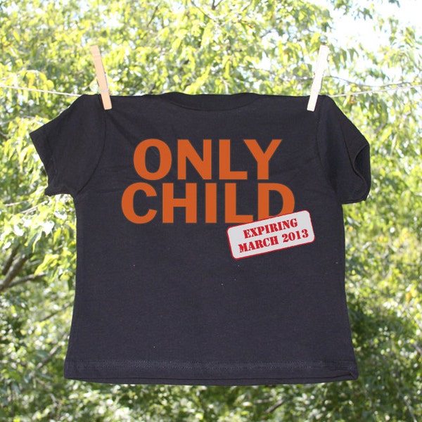 Camisa para niño único negra y naranja con fecha de vencimiento (mes y año) - Camisa negra con sello naranja y rojo