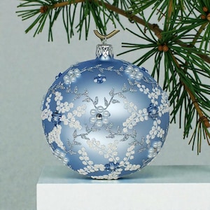 Décoration de Noël en verre Reine des Neiges – Motif floral givré avec strass – Grande boule de Noël blanche ou bleue, faite à la main. Fabriquée au Canada.