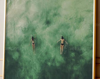 Cuadro decorativo de nadadores aéreos, lámina del océano verde, arte de natación veraniega, decoración costera minimalista, lámina retro para imprimir de playa.