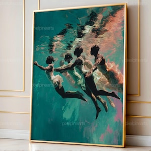 Puede incluir: Una impresión artística enmarcada que presenta una escena subacuática surrealista. Figuras silueteadas con vestidos blancos parecen flotar en agua turquesa. La obra de arte está enmarcada en un marco dorado.