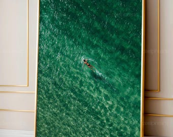 緑の水の中での背泳ぎのプリント、ミニマルなソロ水泳アート、抽象的なレトロプールポスター、平和な夏の壁飾り