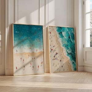 Arte mural playero con personajes pequeños, imprimible en el océano veraniego, póster con vista aérea de la playa, decoración minimalista retro, impresión colorida de una casa de playa