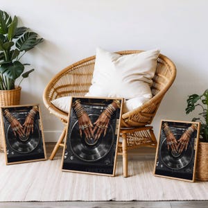 Peut inclure: Trois impressions d'art encadr&eacute;es pr&eacute;sentant des mains orn&eacute;es de bijoux en or, positionn&eacute;es au-dessus d'une platine noire. Les impressions sont expos&eacute;es dans une pi&egrave;ce avec une chaise en osier et des plantes, cr&eacute;ant une ambiance &eacute;l&eacute;gante et artistique.