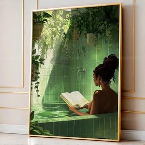 Puede incluir: Una impresión artística enmarcada representa a una persona en una bañera con azulejos verdes, leyendo un libro. Plantas verdes exuberantes cuelgan de arriba, creando una atmósfera serena. La obra de arte está enmarcada con un borde dorado.