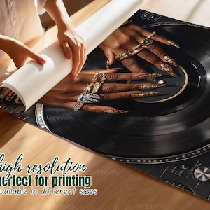 Peut inclure: Impression d'affiche avec des mains orn&eacute;es de bijoux dor&eacute;s et argent&eacute;s, de longs ongles dor&eacute;s paillet&eacute;s, sur un disque vinyle noir. Le texte de l'affiche indique "haute r&eacute;solution, parfait pour l'impression, disponible en diff&eacute;rentes tailles."