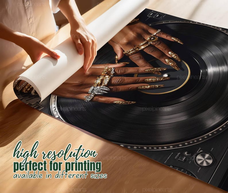 Peut inclure: Impression d'affiche avec des mains orn&eacute;es de bijoux dor&eacute;s et argent&eacute;s, de longs ongles dor&eacute;s paillet&eacute;s, sur un disque vinyle noir. Le texte de l'affiche indique "haute r&eacute;solution, parfait pour l'impression, disponible en diff&eacute;rentes tailles."